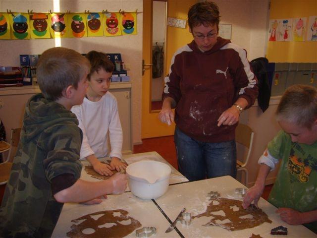 Koekjes bakken groep 4-5b (2).jpg